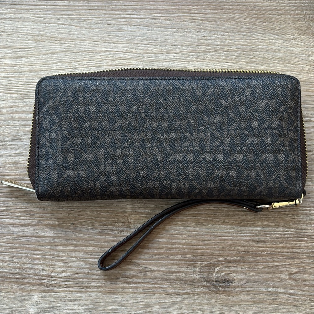 Michael Kors Signature Zip-Around Wallet - Picture 2 of 11